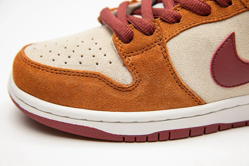 nike sb dunk low pro dark russet cedar bq6817 202