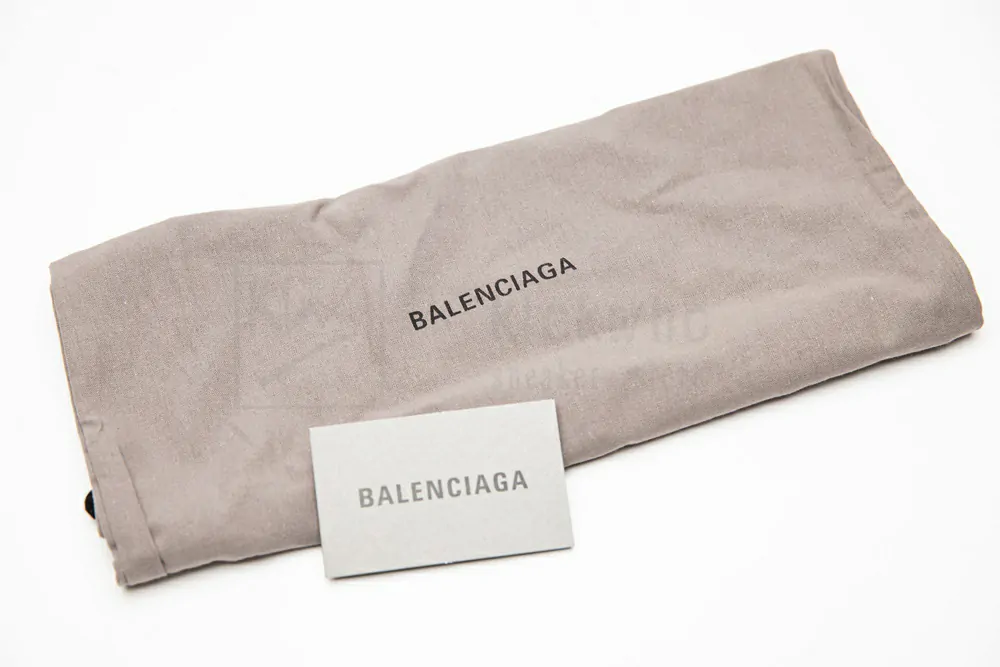 balenciaga graffiti speed red sole